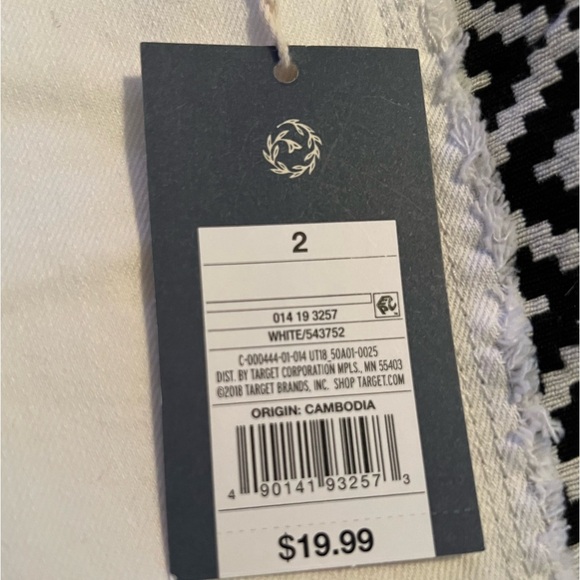 Universal Thread White with Black Side Detail Short Size 2 - Picture 6 of 14